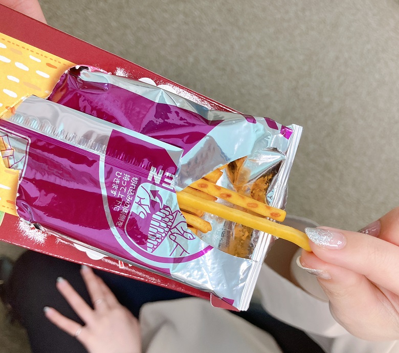 プリッツおさつ　取り出してみた